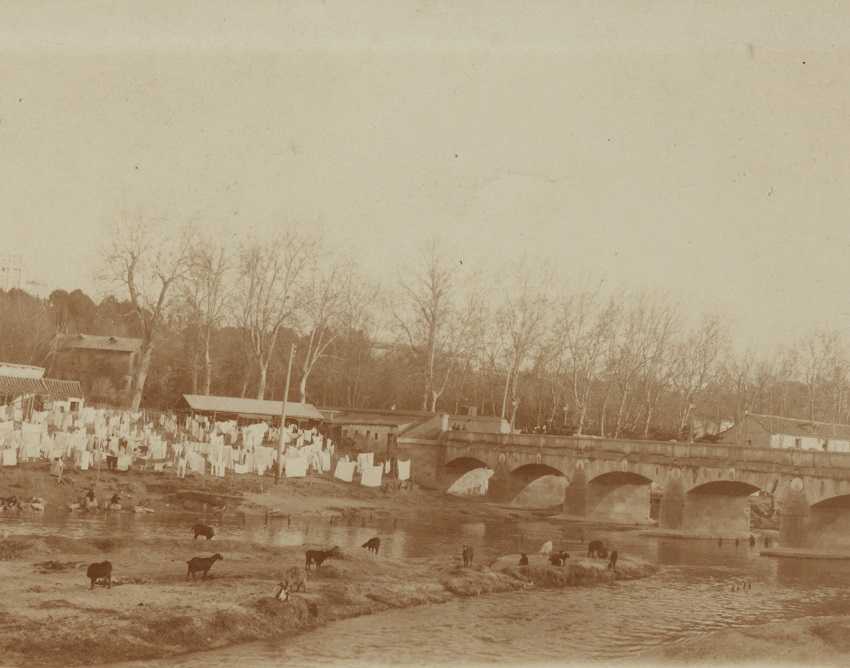 Lavanderas junto al Puente del Rey en la Casa de Campo. Fotografía 1920